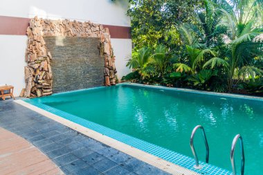 Bagan, Myanmar - 6 Aralık 2016: Royal Bagan Hotel yüzme havuzunda.