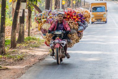 HPa bir, Myanmar - 13 Aralık 2016: yerel adam Hpa yakınındaki yoğun olarak yüklenen bir motosiklet üzerinde bir.