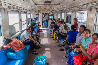 Yangon, Myanmar - 16 Aralık 2016: Commuters Yangon yerel bir trende bir taşıma hattı daire.