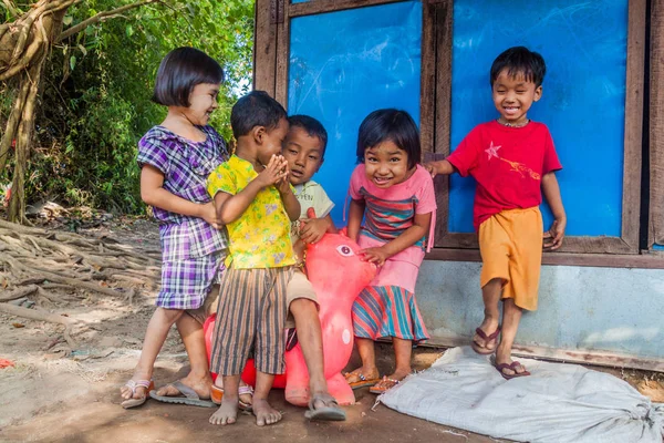 Bago Myanmar Diciembre 2016 Grupo Niños Locales Sonrientes Ciudad Bago —  Fotos de Stock