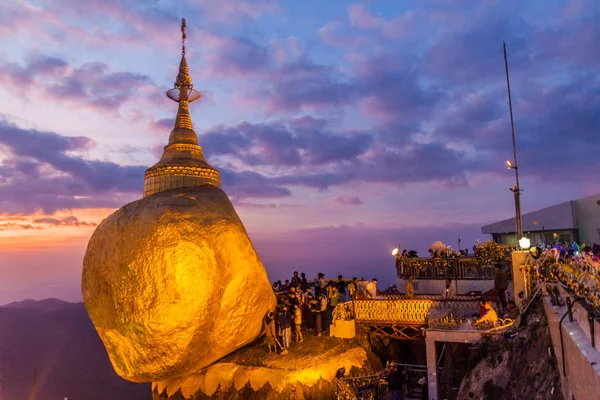Kyaiktiyo Myanmar December 2016 Pelgrims Bezoeken Kyaiktiyo Golden Rock Myanmar — Stockfoto