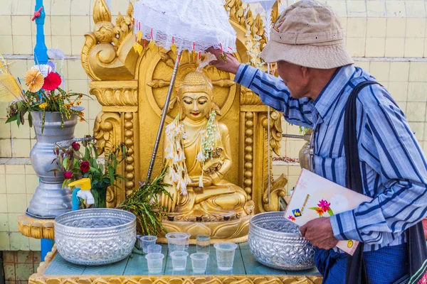 Yangon, Myanmar - 15 Aralık 2016: Yangon, Maynmar Botataung selami pagoda adlı bir ritüel performans yerel adam