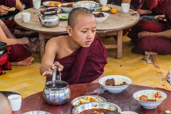 Bago Barma Prosince 2016 Mniši Kya Kha Wain Kyaung Chrám — Stock fotografie