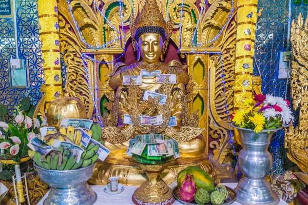 Buda Heykeli Popa Myanmar Bağışlanan Paranın — Stok fotoğraf