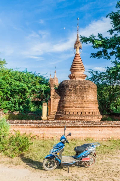 Bagan Myanmar Diciembre 2016 Bike Scooter Eléctrico Frente Una Estupa —  Fotos de Stock