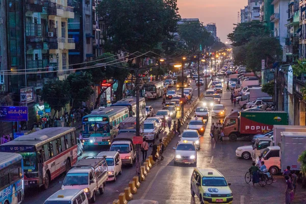 Yangon, Myanmar - 15 Aralık 2016: Rating Yangon de Mahabandoola yol.