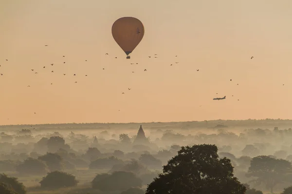 Ballon Über Bagan Landeflugzeug Und Die Skyline Seiner Tempel Myanmar — Stockfoto