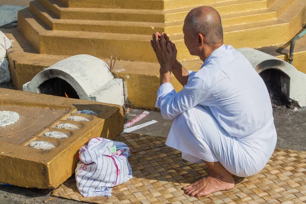 Hpa Янмі Грудня 2016 Буддійських Людина Молиться Zwegabin Поблизу Hpa — стокове фото
