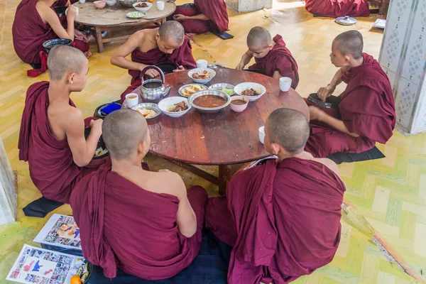 Bago Myanmar December 2016 Monniken Van Kya Kha Wain Kyaung — Stockfoto