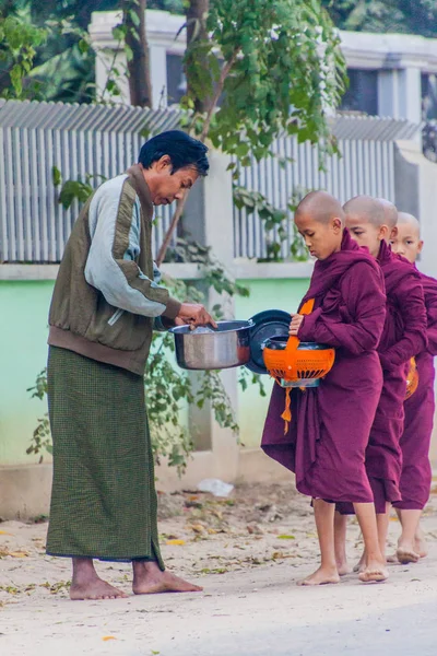 Bagan Myanmar December 2016 Rad Unga Buddhistiska Munkar Med Skålar — Stockfoto