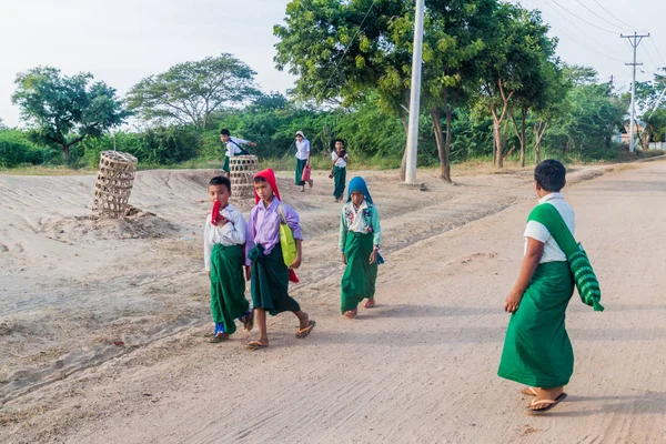Bagan Myanmar Dicembre 2016 Bambini Strada Rurale Bagan Myanmar — Foto Stock