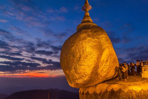 Kyaiktiyo Myanmar Décembre 2016 Rocher Pagode Kyaiktiyo Coucher Soleil Myanmar — Photo