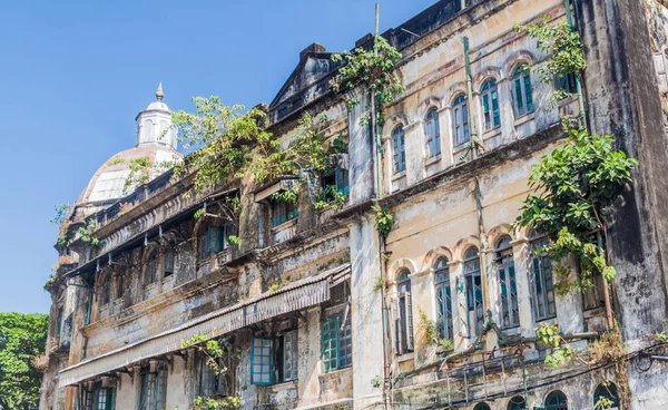 Starych Zniszczonych Kolonialnym Budynku Yangon Myanmar — Zdjęcie stockowe