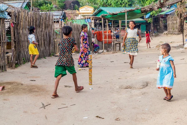 Kyaiktiyo Myanmar Décembre 2016 Enfants Jouant Avec Une Balle Des — Photo