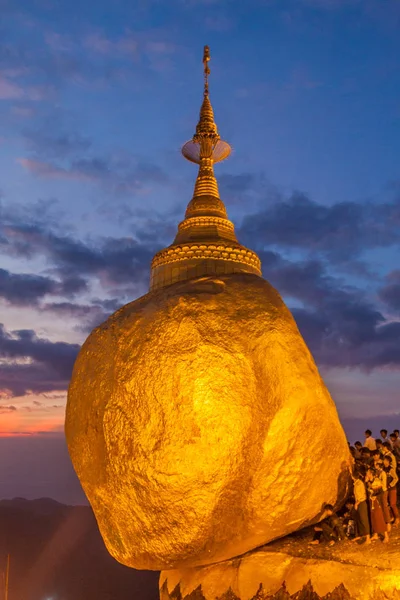 Kyaiktiyo Myanmar Décembre 2016 Rocher Pagode Kyaiktiyo Coucher Soleil Myanmar — Photo