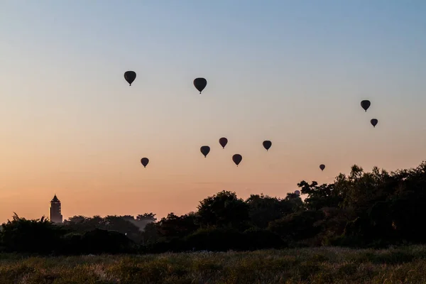 バガン ミャンマーでの熱気球のシルエット — ストック写真