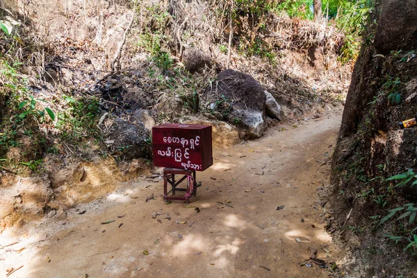 Spendenbox Wanderweg Zum Kyaiktiyo — Stockfoto