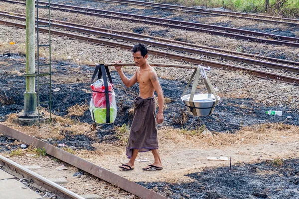 ポーターがヤンゴンに鉄道を交差させるヤンゴン ミャンマー 2016 — ストック写真