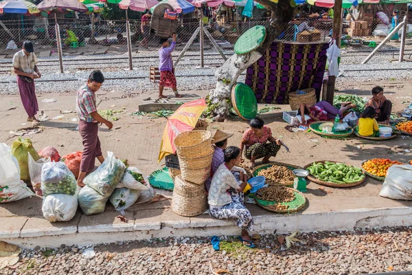 Yangon Birma Grudnia 2016 Roku Kolejowe Peronie Używane Jako Rynek — Zdjęcie stockowe