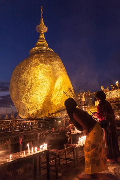 Kyaiktiyo Myanmar Dezember 2016 Pilger Beten Kyaiktiyo Goldener Felsen Myanmar — Stockfoto