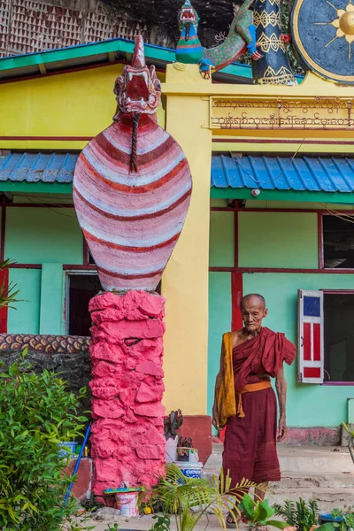 Hpa Myanmar December 2016 Snake Naga Statue Elderly Monk Saddan — Stock Photo, Image