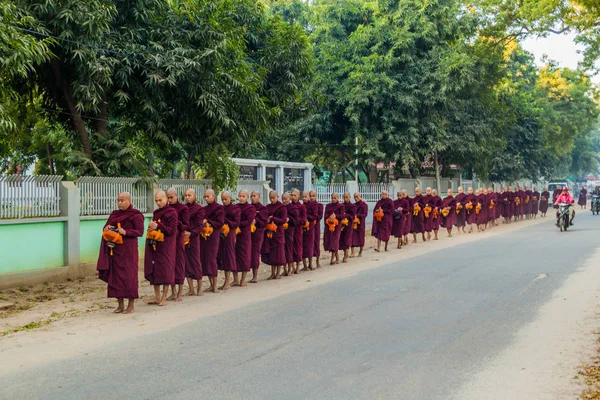 Bagan Myanmar Diciembre 2016 Filas Monjes Budistas Recogiendo Sus Limosnas — Foto de Stock