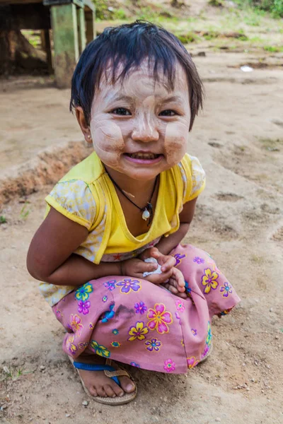 Kyaiktiyo Myanmar Décembre 2016 Fille Locale Sentier Randonnée Mont Kyaiktiyo — Photo