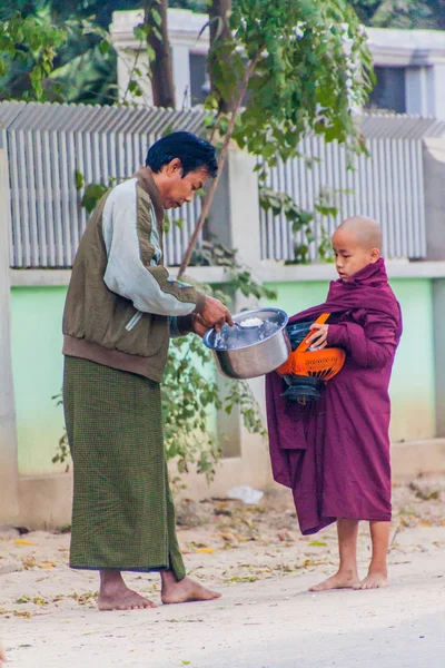 Bagan Myanmar December 2016 Ung Buddhistmunk Med Skål Samla Hans — Stockfoto