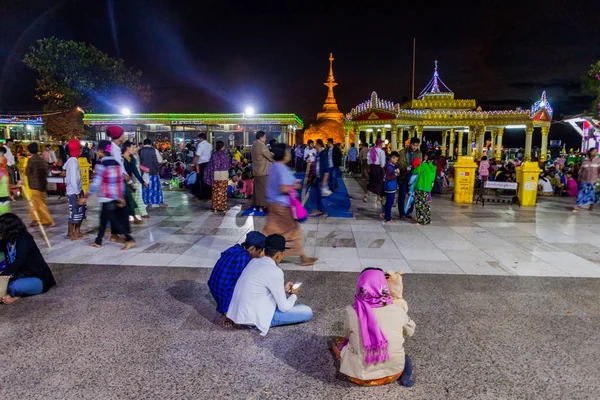 Kyaiktiyo Myanmar December 2016 Mängder Pilgrimer Vila Toppen Kyaiktiyo Golden — Stockfoto