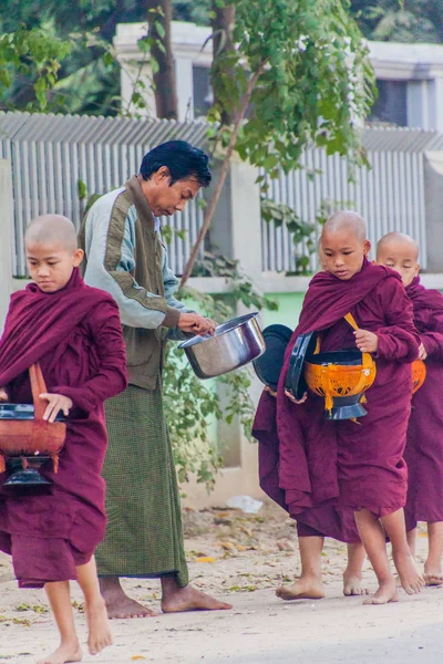 Bagan Myanmar December 2016 Rad Unga Buddhistiska Munkar Med Skålar — Stockfoto