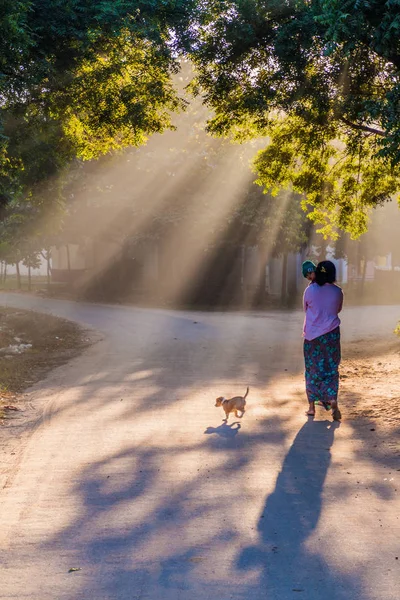 Bagan Myanmar December 2016 Woman Baby Road Nyaung Village Bagan — Stock Photo, Image