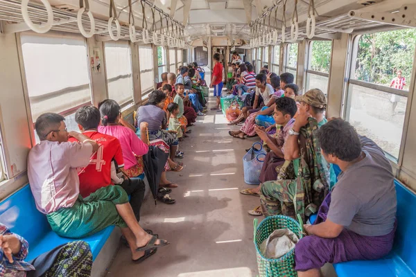 Yangon Myanmar Dicembre 2016 Pendolari Carrozza Treno Locale Sulla Linea — Foto Stock