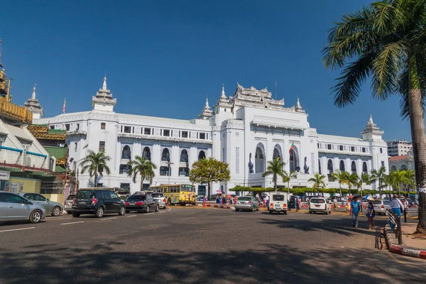 Yangon Myanmar December 2016 Trafik Framför Yangon City Hall — Stockfoto