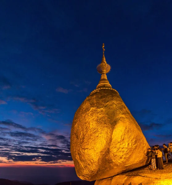 Kyaiktiyo Myanmar Décembre 2016 Des Pèlerins Visitent Mont Kyaiktiyo Rocher — Photo