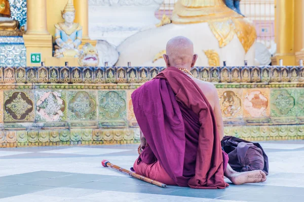 Yangon Myanmar December 2016 Monnik Klaagmuur Shwedagon Paya Pagode Yangon — Stockfoto