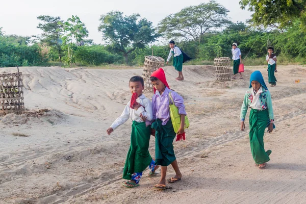Bagan Myanmar Dezember 2016 Kinder Auf Einer Landstraße Bagan Myanmar — Stockfoto
