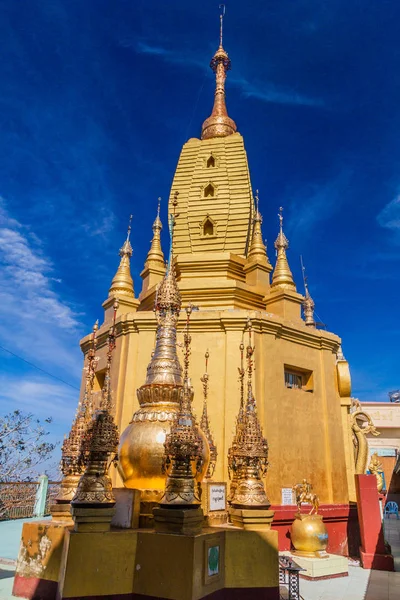 Altın stupa Mt Popa Tapınağı, Myanmar