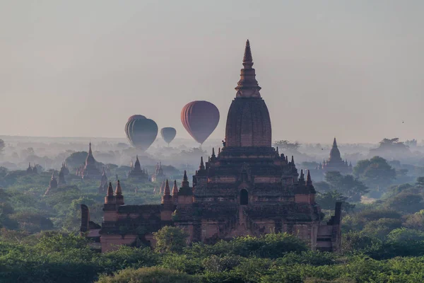 バガン 上寺院 ミャンマーのスカイラインの間で浮かぶ熱気球バルーンします — ストック写真