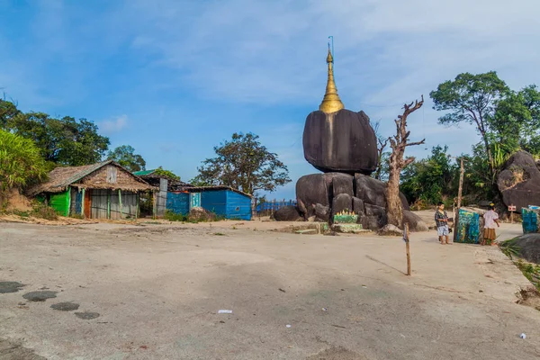 Kyaiktiyo Mianmar Dezembro 2016 Pequena Estupa Uma Rocha Perto Kyaiktiyo — Fotografia de Stock