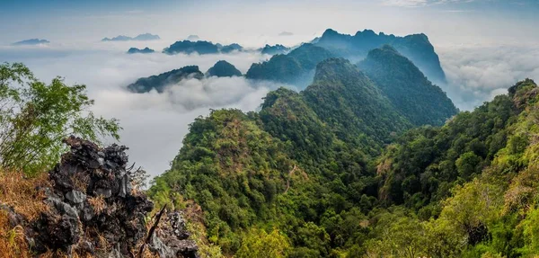 Zwegabin Hpa 付近霧の中に周りの山々 ミャンマー — ストック写真
