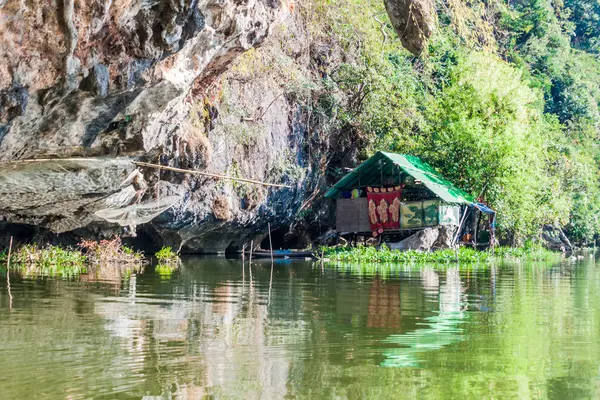 Hpa Bir Myanmar Aralık 2016 Yazlık Bir Göl Kenarında Saddan — Stok fotoğraf