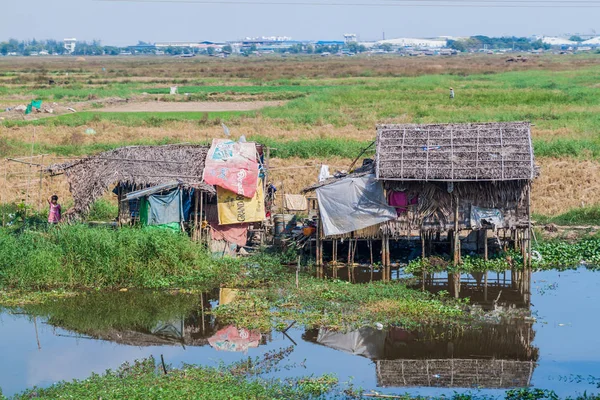 Yangon Myanmar Joulukuu 2016 Kentät Talot Esikaupunkialueella Yangon Myanmar — kuvapankkivalokuva