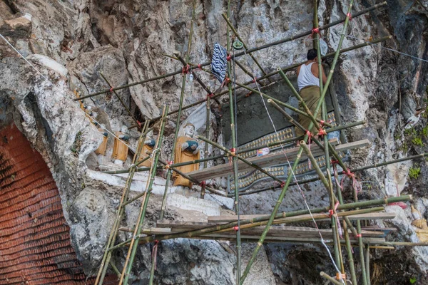 Hpa ミャンマー 2016 Hpa Kaw キンプン洞窟近くの彫刻 ミャンマーを改修工事足場上の労働者 — ストック写真