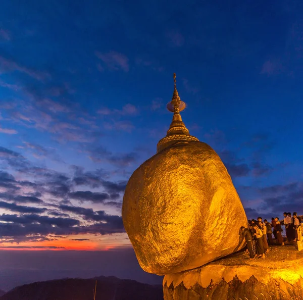 Kyaiktiyo Myanmar Décembre 2016 Rocher Pagode Kyaiktiyo Coucher Soleil Myanmar — Photo