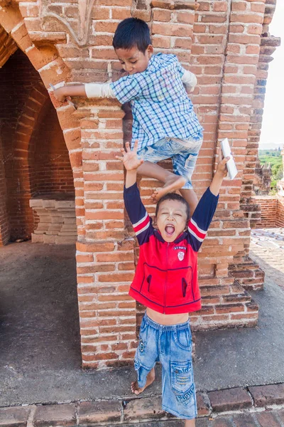 Bagan Myanmar Diciembre 2016 Niños Locales Templo 860 Bagan Myanmar —  Fotos de Stock