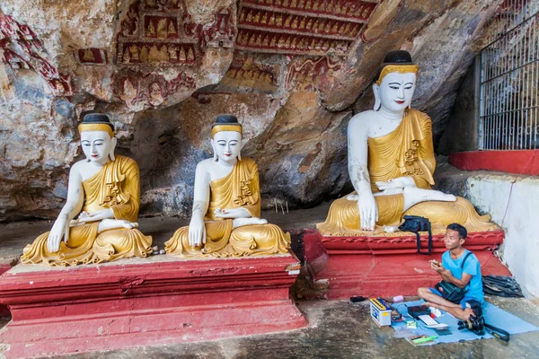 Hpa Myanmar Декабря 2016 Статуи Будды Местный Фотограф Пещере Каугун — стоковое фото