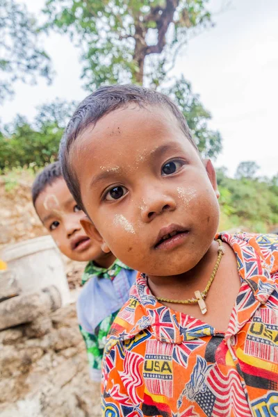 Kyaiktiyo Myanmar December 2016 Local Children Kyaiktiyo Golden Rock — Stock Photo, Image