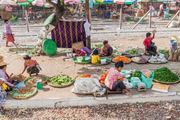 Yangon Birma Grudnia 2016 Roku Kolejowe Peronie Używane Jako Rynek — Zdjęcie stockowe