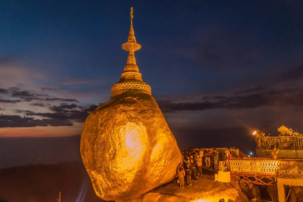 Kyaiktiyo Myanmar Décembre 2016 Des Pèlerins Visitent Mont Kyaiktiyo Rocher — Photo