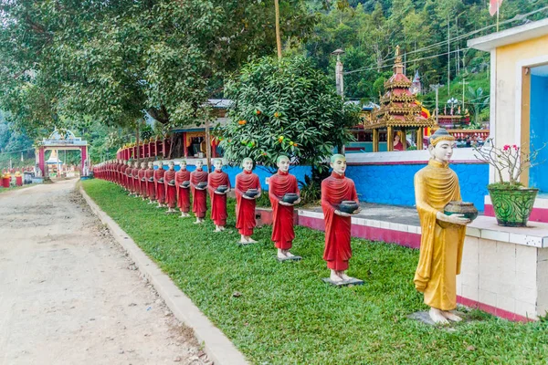 Řadu Soch Poblíž Kaw Taung Jeskyně Poblíž Hpa Myanmar — Stock fotografie